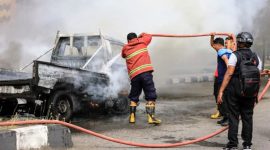 (Mobil bak terbuka yang ludes terbakar di Jalan Elang Bantaeng,foto kiriman warganet).