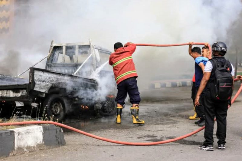 (Mobil bak terbuka yang ludes terbakar di Jalan Elang Bantaeng,foto kiriman warganet).