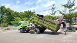 Jenis Truk Arm Roll Milik DLHK Sinjai yang Mengalami Kerusakan. (Foto: Asrianto/Beritasulsel)