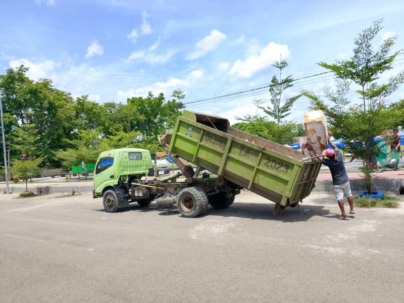 Jenis Truk Arm Roll Milik DLHK Sinjai yang Mengalami Kerusakan. (Foto: Asrianto/Beritasulsel)