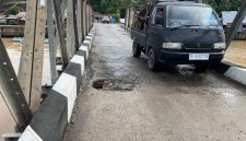 Kondisi Jembatan Bua yang Bolong saat Dilalui Kendaraan. (Foto: Ist)