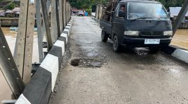 Kondisi Jembatan Bua yang Bolong saat Dilalui Kendaraan. (Foto: Ist)