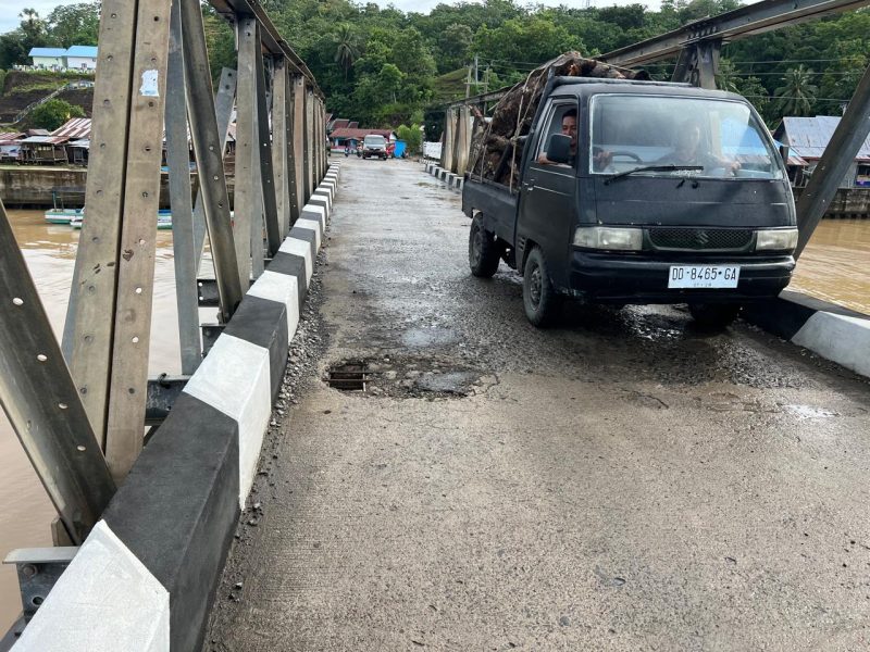 Kondisi Jembatan Bua yang Bolong saat Dilalui Kendaraan. (Foto: Ist)