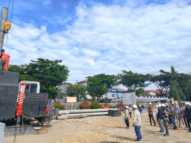 Pemasangan Tiang Pancang Gedung Branch Office BRI Sinjai. (Foto: Asrianto/Beritasulsel).