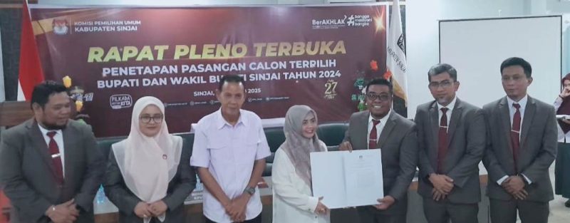 KPU Sinjai saat Menyerahkan Salinan Berita Cara Pemenang Pilkada Sinjai, Pasangan Calon Bupati dan Wakil Bupati Sinjai, Hj. Ratnawati Arif dan Andi Mahyanto Masda.