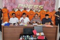 Kasat Reskrim Polres Sidrap bersama Kasi Humas Polres Sidrap saat konferensi pers di Mapolres Sidrap, Selasa 14 Januari 2025. 