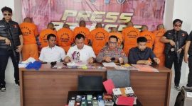 Kasat Reskrim Polres Sidrap bersama Kasi Humas Polres Sidrap saat konferensi pers di Mapolres Sidrap, Selasa 14 Januari 2025. 