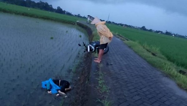 Mayat korban tergeletak di tepi sawah (foto: istimewa)