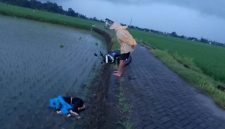 Mayat perempuan ditemukan di sawah. (Foto: istimewa)