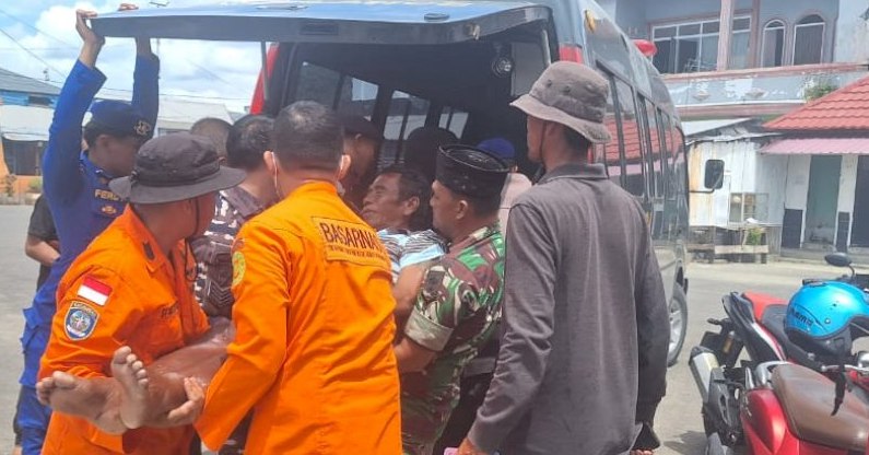 salah satu korban selamat saat dievakuasi ke rumah sakit guna mendapatkan perawatan. (foto: Basarnas)