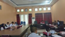 Komisi I DPRD Sinjai saat Menggelar Rapat tentang tentang Efektivitas Proses Pemuktahiran Data Terpadu Kesejahteraan Sosial (DTKS) di Ruang Rapat Komisi I DPRD Sinjai. (Ist)