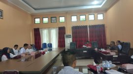 Komisi I DPRD Sinjai saat Menggelar Rapat tentang tentang Efektivitas Proses Pemuktahiran Data Terpadu Kesejahteraan Sosial (DTKS) di Ruang Rapat Komisi I DPRD Sinjai. (Ist)