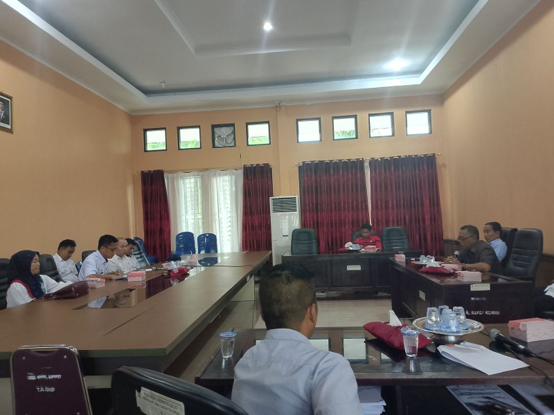 Komisi I DPRD Sinjai saat Menggelar Rapat tentang tentang Efektivitas Proses Pemuktahiran Data Terpadu Kesejahteraan Sosial (DTKS) di Ruang Rapat Komisi I DPRD Sinjai. (Ist)