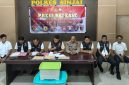 Kasat Reskrim Polres Sinjai, AKP Andi Rahmatullah saat Menggelar Jumpa Pers di dampingi Kanit Tipidkor dan Penyidik di Ruang Lobby Pratisara Wirya.