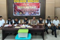 Kasat Reskrim Polres Sinjai, AKP Andi Rahmatullah saat Menggelar Jumpa Pers di dampingi Kanit Tipidkor dan Penyidik di Ruang Lobby Pratisara Wirya.