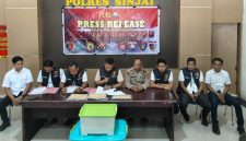 Kasat Reskrim Polres Sinjai, AKP Andi Rahmatullah saat Menggelar Jumpa Pers di dampingi Kanit Tipidkor dan Penyidik di Ruang Lobby Pratisara Wirya.