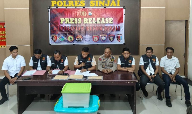 Kasat Reskrim Polres Sinjai, AKP Andi Rahmatullah saat Menggelar Jumpa Pers di dampingi Kanit Tipidkor dan Penyidik di Ruang Lobby Pratisara Wirya.