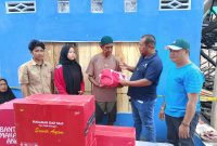 Ketua TAGANA Sinjai, Saktiawan saat Menyerahkan Sejumlah Bantuan untuk Korban Kebakaran di Sinjai Utara. (Foto: Ist)