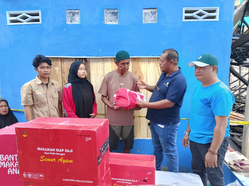 Ketua TAGANA Sinjai, Saktiawan saat Menyerahkan Sejumlah Bantuan untuk Korban Kebakaran di Sinjai Utara. (Foto: Ist)