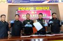 Polisi Saat Memperlihatkan Barang Bukti Kasus Penipuan Online Skema Segitiga. Foto: Istimewa 