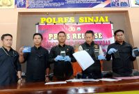 Polisi Saat Memperlihatkan Barang Bukti Kasus Penipuan Online Skema Segitiga. Foto: Istimewa 