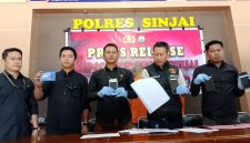 Polisi Saat Memperlihatkan Barang Bukti Kasus Penipuan Online Skema Segitiga. Foto: Istimewa 