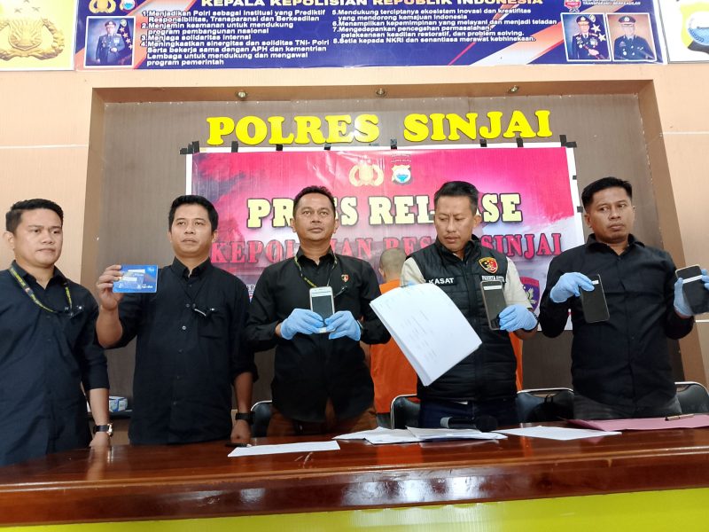 Polisi Saat Memperlihatkan Barang Bukti Kasus Penipuan Online Skema Segitiga. Foto: Istimewa 