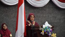 Bupati Sinjai, Hj Ratnawati Arif saat memberikan sambutan di HJS Ke-461 sekaligus pembacaan Visi Misi Bupati dan Wakil Bupati Sinjai. Foto: (Ist)
