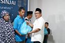 Kepala Pimpinan Cabang BRI Sinjai, H Dandy Wardana saat Menyerahkan Paket Sembako untuk Warga Kurang Mampu.