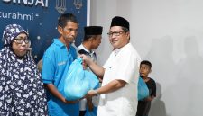 Kepala Pimpinan Cabang BRI Sinjai, H Dandy Wardana saat Menyerahkan Paket Sembako untuk Warga Kurang Mampu.