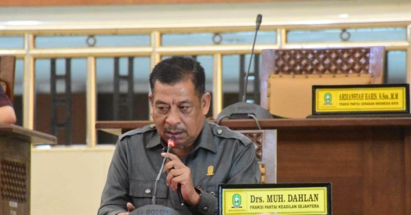 Anggota DPRD Sinjai, Muh. Dahlan saat Menyampaikan Masukan di Rapat Paripurna Laporan Hasil Reses Masa Sidang I Tahun 2025.