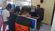 Tiga orang pria diduga pengedar sabu saat diperiksa penyidik Satnarkoba Polres Bulukumba. (Foto: dok, Polres Bulukumba)