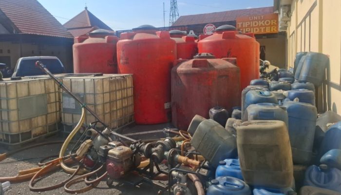 Polisi Gerebek Gudang Penampungan BBM Ilegal di Pinrang, Ribuan Liter Diamankan