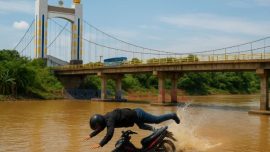 Pemotor Terjun ke Sungai Usai Tabrak Trotoar Jembatan Kembar Sungguminasa