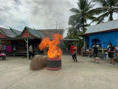 Usai Disorot Media, Polisi Turun dan Bakar Arena Sabung Ayam di Desa Kalola Wajo