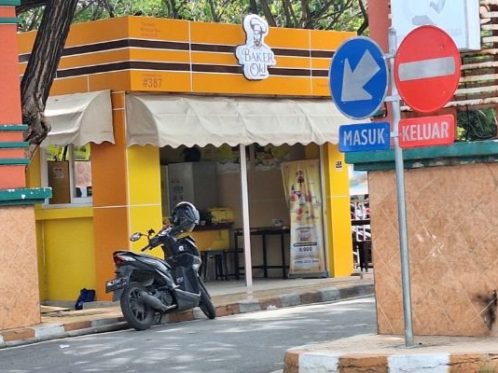 Keberadaan Gerai Permanen Milik Pihak Ketiga di Pintu Masuk RSUD Bulukumba Disorot