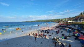 Minggu Pagi di Pantai Pasir Putih Bira, Wisatawan Berdatangan Nikmati Laut dan Pasir Putih