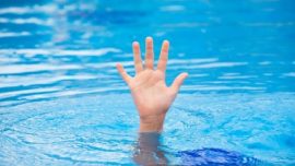 Sidrap - Seorang Bocah laki laki tewas tenggelam di kolam renang Cafe Reza di Kelurahan Arawa, Kecamatan Watang Pulu, Kabupaten Sidenreng Rappang (Sidrap), Sulawesi Selatan (Sulsel), Jumat pagi (27/3/2026). Kasat Reskrim Polres Sidrap, AKP Welftick Krisyana Ambarita yang dikonfirmasi via pesan Whatsapp membenarkan adanya kejadian itu. Ia mengatakan bahwa korban berinisial MA, berusia 6 tahun warga BTN Arawa Kelurahan Batulappa, Kecamatan watang Pulu, Kebuparen Sidrap. "Korban adalah anak usia tahun warga BTN Arawa," ujar Welfrick, Jumat malam. Berdasarkan keterangan yang didapatkan dari saksi di TKP, kata Welfrick, sekitar pukul 09.04 Wita, korban bersama dengan tante dan saudaranya datang ke Cafe Reza untuk rekreasi. Setibanya di kolam itu, korban dan sudaranya mandi sementara tante korban tidak ikut dan hanya berada di pinggiran kolam. Tidak lama bermain di kolam, tiba-tiba saudara korban berteriak menyampaikan bahwa saudaranya tenggelam dan minta tolong kepada tantenya. Saat itu juga korban di bawa keluar dari kolam dibantu oleh beberapa pengunjung di lokasi. Korban pada saat itu dalam kondisi tidak sadarkan diri dengan air berbusa keluar dari hidung dan mulut lalu korban dibawa ke Puskesmas Lawawoi untuk mendapat penanganan medis. "Namun berdasarkan keterangan yang kami peroleh, pada saat tiba di Puskesmas korban sudah meninggal dunia," pungkas Wrlfrick. Saat ini, insiden maut di kolam renang Cafe Kolam Renang Cafe Reza Sidrap Telan Korban Jiwa, Bocah 6 Tahun Tewas Tenggelam