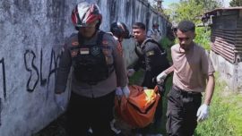 Perang Antarsuku di Wamena Telan 2 Korban Jiwa, Ratusan Warga Mengungsi WAMENA — Konflik antarsuku kembali pecah di Kabupaten Jayawijaya, Papua Pegunungan. Bentrokan yang melibatkan sejumlah kelompok warga itu menyebabkan dua orang meninggal dunia dan puluhan lainnya mengalami luka-luka. Kericuhan dilaporkan terjadi di beberapa titik di Kota Wamena dan sekitarnya sejak Kamis (14/5/2026). Aparat kepolisian bersama personel Brimob diterjunkan untuk meredam situasi yang sempat memanas. Kasi Humas Polres Jayawijaya, Efendi Al Husaini, mengatakan bentrokan terjadi antara kelompok suku Hubla atau Kurima dengan suku Lanny. Konflik berlangsung di kawasan Jalan Diponegoro Wamena hingga Pasar Wouma. “Perang suku menyebabkan dua orang meninggal dunia dan belasan lainnya mengalami luka-luka,” ujarnya, Sabtu (16/5/2026). Selain korban jiwa, sejumlah rumah warga dan honai dilaporkan terbakar di area Kali Uwe Wouma. Namun hingga kini aparat belum bisa memastikan total kerugian material karena kondisi keamanan di lokasi masih belum sepenuhnya kondusif. Tidak hanya itu, bentrokan juga dilaporkan terjadi di wilayah Muai, Distrik Hubikiak, yang melibatkan kelompok suku Dani dan suku Lanny. Insiden tersebut menyebabkan beberapa warga mengalami luka ringan. Berdasarkan data sementara kepolisian, total korban akibat rangkaian konflik horizontal di Jayawijaya mencapai 21 orang. Dari jumlah itu, dua orang dinyatakan meninggal dunia, empat mengalami luka berat, dan 15 lainnya luka ringan. Situasi yang belum stabil membuat ratusan warga memilih mengungsi ke Markas Polres Jayawijaya untuk mencari perlindungan. Polisi mencatat sedikitnya 472 pengungsi berada di lokasi pengamanan aparat. Kapolda Papua, Patrige R Renwarin, menjelaskan konflik dipicu persoalan lama yang kembali memanas terkait denda adat dalam kasus kecelakaan lalu lintas pada 2024 lalu. Peristiwa tersebut diketahui menewaskan seorang anggota DPR asal Kabupaten Lanny Jaya. “Perselisihan lama kembali muncul dan berujung aksi saling serang,” kata Patrige dalam keterangannya. Dalam bentrokan itu, kedua kelompok disebut menggunakan senjata tradisional seperti panah dan senjata tajam. Aparat keamanan masih bersiaga di sejumlah titik rawan guna mencegah konflik meluas.